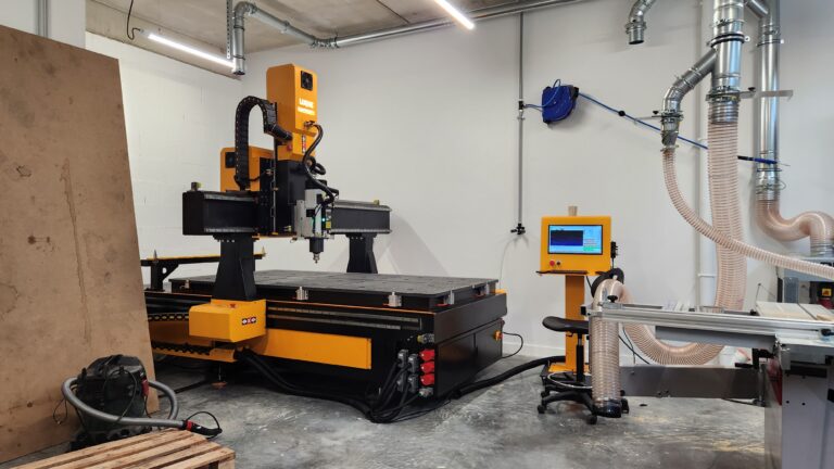 L1325 4 axes lame oscillante LUQUE Machines Fraiseuse cnc